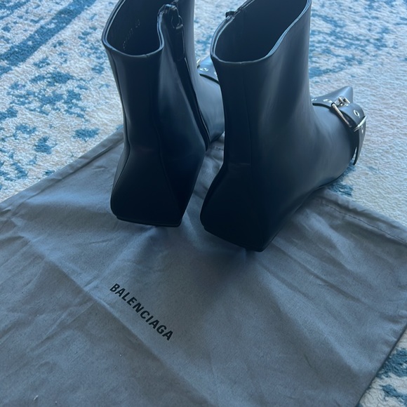 Beautiful new BALENCIAGA boots still at stores never used super comfortable - Picture 4 of 8